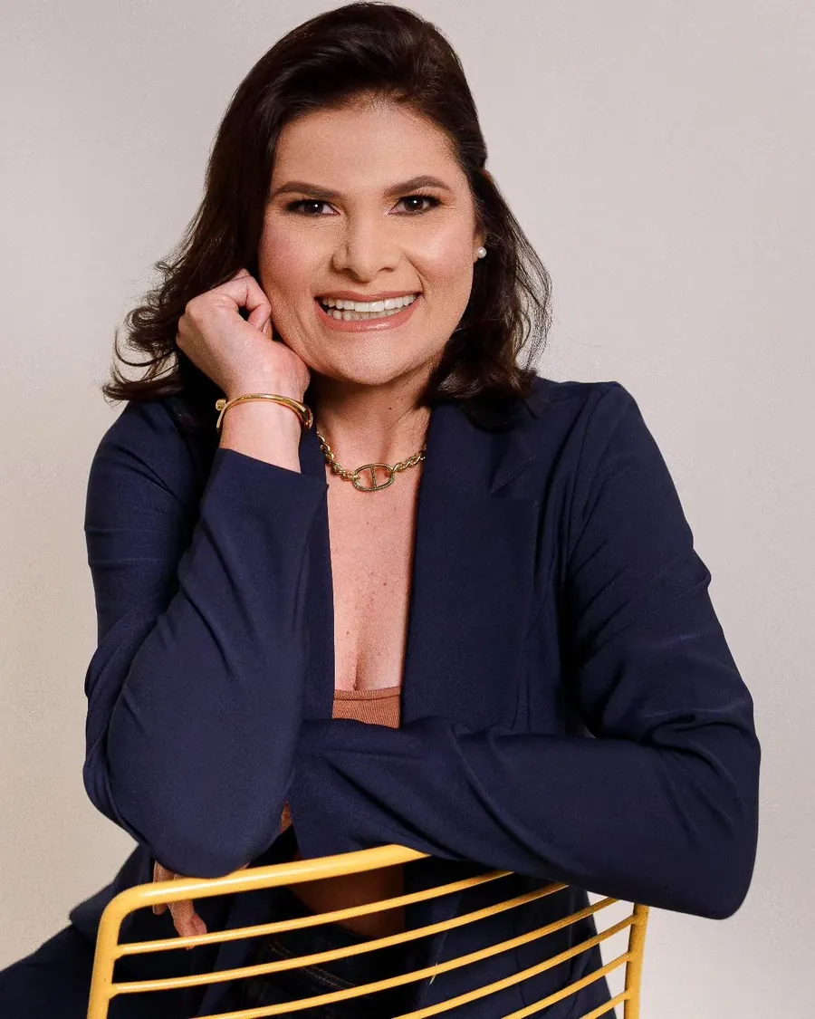 Drª Clarissa Braz sorrindo, de blazer azul-marinho
